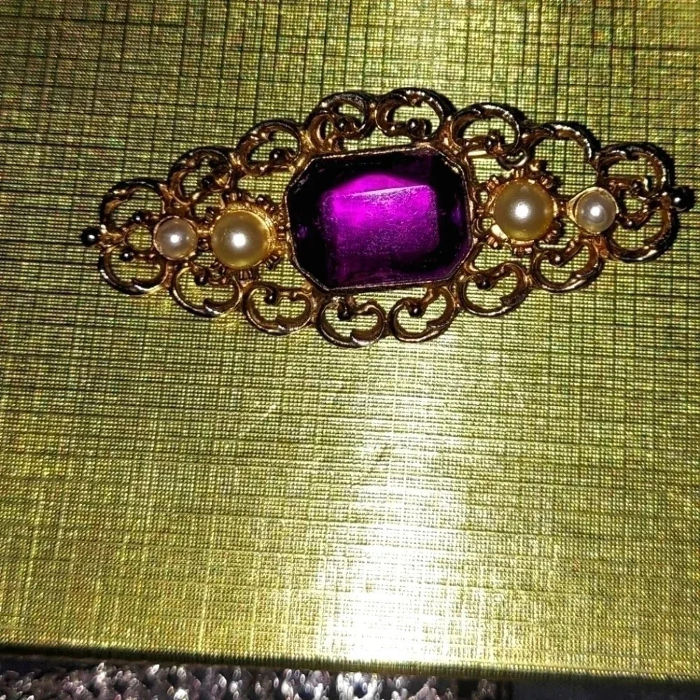 Vintage Goldtone Brooch Purple Stone and Faux Pearls 💜